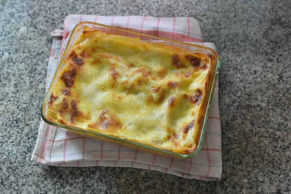 Традиционные Lasagna Bolognese Обеденная Коробка — стоковое фото