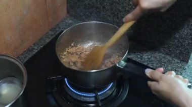 Sıcak tencerede et pişirmek, lazanya yapmak