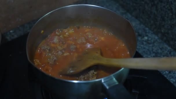 用肉煮西红柿 做千层面 — 图库视频影像