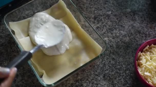 Weißen Frischkäse Auf Nudeln Legen Lasagne Zubereiten — Stockvideo