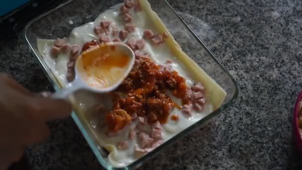 Tomatensauce Auf Schinken Legen Lasagne Zubereiten — Stockvideo