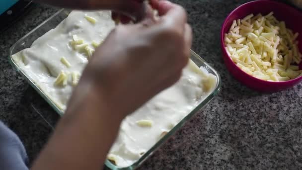 Leg Kaas Witte Sacue Lasagne Maken — Stockvideo