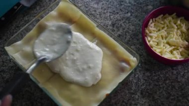 Beyaz krem peynir makarna üzerine yatıyordu, lazanya yapmak