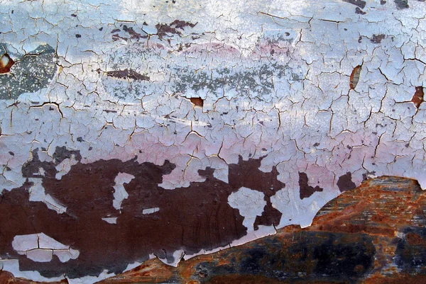 金属の背景に描かれた色の被害 — ストック写真