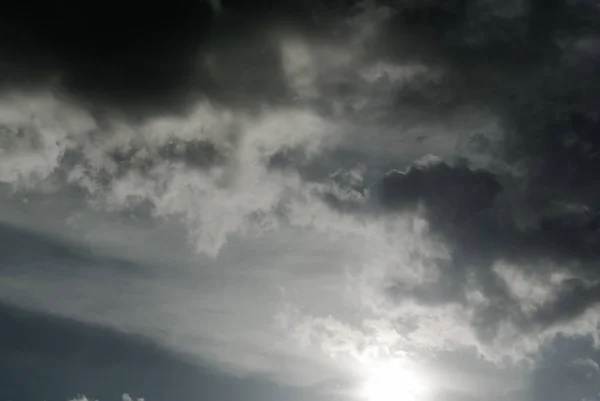Облака Солнце Фоне Неба — стоковое фото