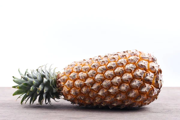 Ananas Owoce Drewniany Stół Białym Tłem — Zdjęcie stockowe