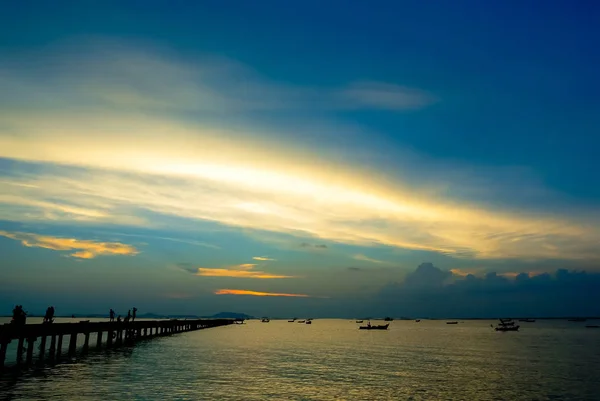 ポートのシルエットと海で素敵な劇的な空 — ストック写真