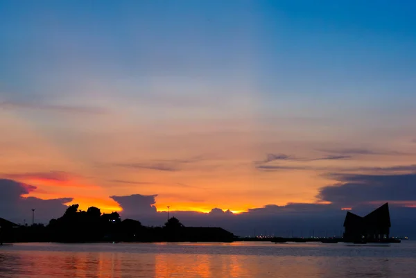 Céu Pôr Sol Dramático Com Silhuoette Ilha Sriracha Chonburi Tailândia — Fotografia de Stock