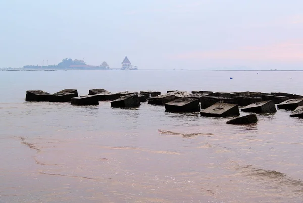 Paisagem Agradável Blocos Concreto Praia Com Ilha Backgorund — Fotografia de Stock