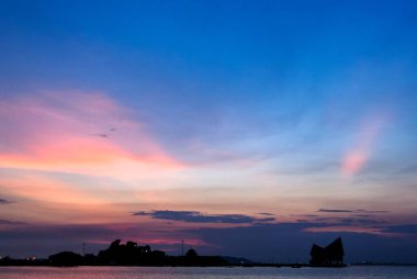 Ada deniz, Chonburi, Tayland, Thailand, üzerinde güzel alacakaranlık gökyüzü