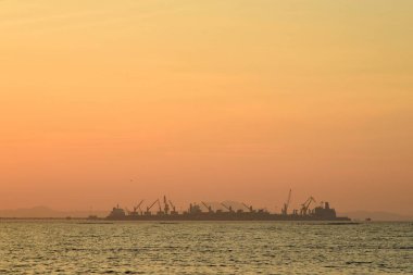 Lojistik arka plan, deniz günbatımı gökyüzü ile Terminal bağlantı noktası