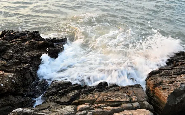 Zee Surf Spatten Met Rock Zee — Stockfoto
