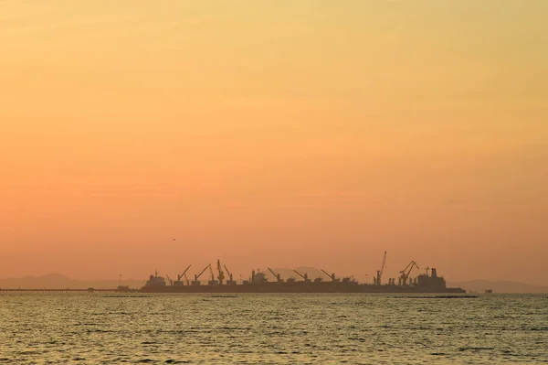 夕焼け空と海ターミナル港物流背景 — ストック写真