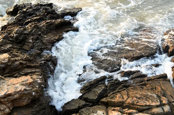 海で岩にしぶき海サーフ — ストック写真