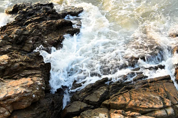 Deniz surf rock denizde ile sıçramasına