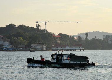 Chonburi, Tayland - 22 Aralık: Yolcu gemiden Si Chang adanın kıyısında 22 Aralık 2017 Chonburi, Tayland