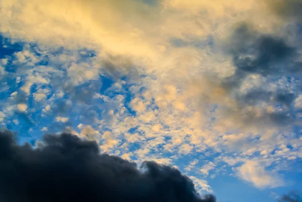 雲と青い空を背景に夕日の光 — ストック写真