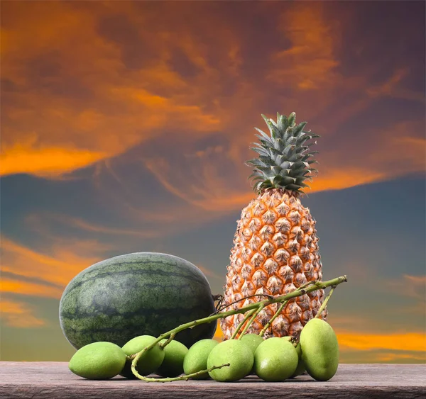 Frutas Tropicales Con Fondo Cielo Dramático —  Fotos de Stock