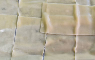 Haşlanmış makarna tepsiye, üstten görünüm yatıyordu