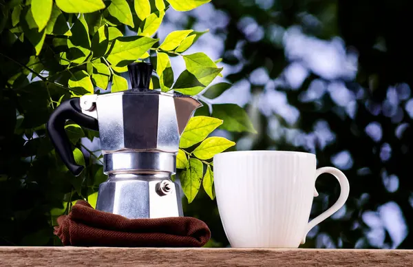 Mooie Koffiekopje Koffiepot Met Groen Blad Zon Lichte Achtergrond — Stockfoto