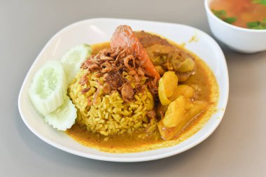 Tavuk pilav köri ile Hindistan cevizi beyaz tabak