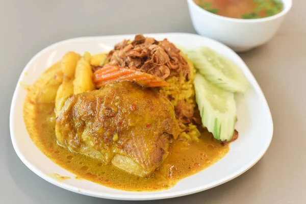Hühnerreis Curry Mit Kokosnuss Auf Weißem Teller — Stockfoto
