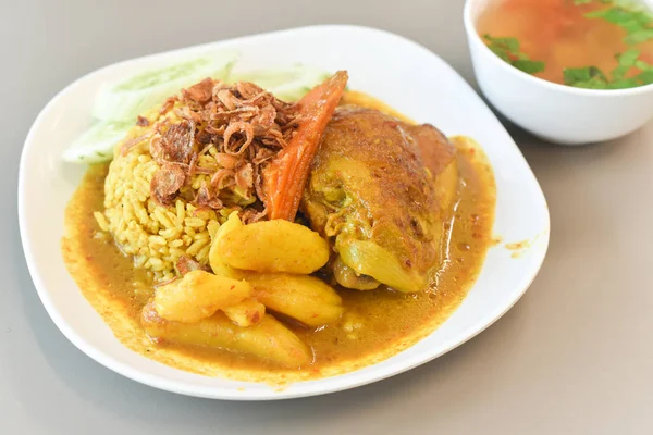 Hühnerreis Curry Mit Kokosnuss Auf Weißem Teller — Stockfoto