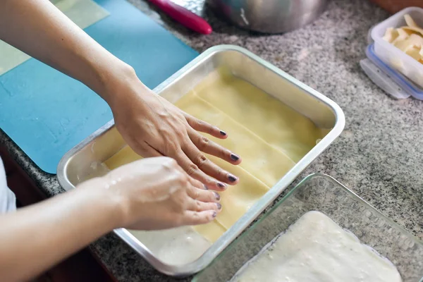 Pose Pâtes Bouillies Sur Plateau Pour Faire Des Lasagnes Vue — Photo