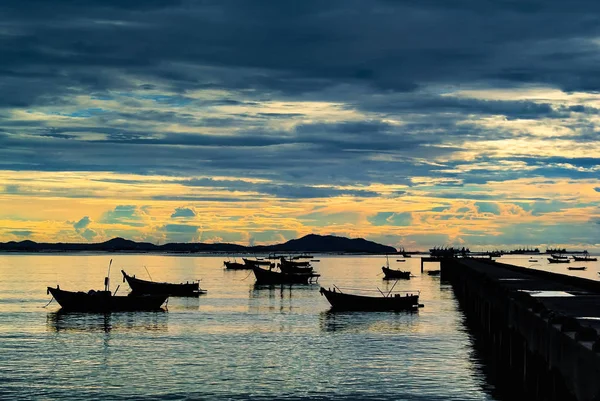 Paisagem Agradável Céu Pôr Sol Mar Com Silhueta Barco Porto — Fotografia de Stock