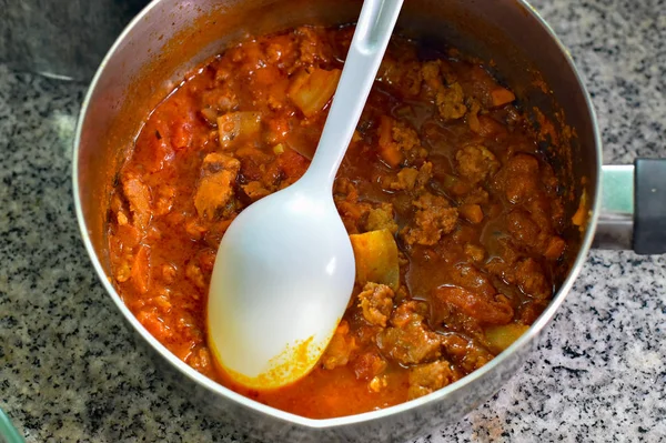 トマトと豚肉の鍋で煮て作るラザニア — ストック写真