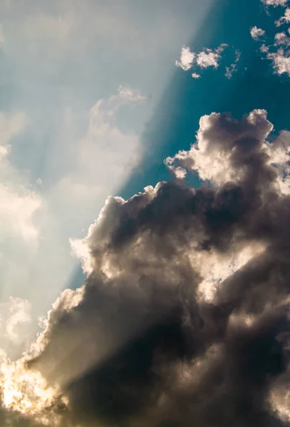 青い空を背景に雲と太陽と太陽光線 — ストック写真