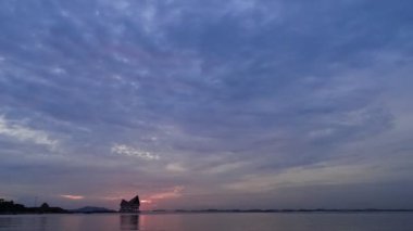 Zaman atlamalı dramatik günbatımı gökyüzünün denizde, Sriracha şehir, Chonburi, Tayland, Thailand