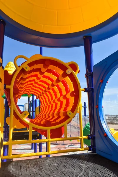 子供のためのカラフルなチューブ遊び場で遊び 時間を再生 — ストック写真