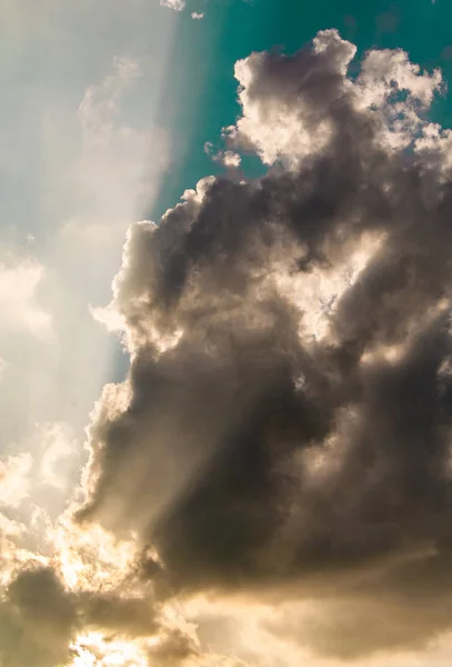 青い空を背景に雲と太陽と太陽光線 — ストック写真