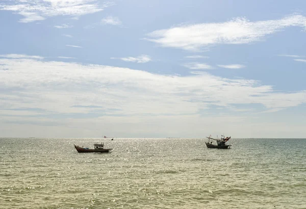 Barco Pescadores Mar Con Fondo Azul Del Cielo Chonburi Tailandia —  Fotos de Stock