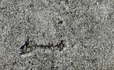 Beton doku arka plan içinde paslı çelik hattı ile