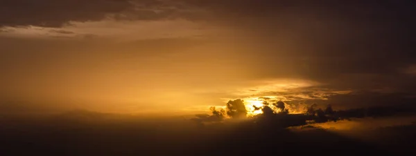 Panorama Ciel Couchant Avec Des Nuages Rayon Solaire Travers Des — Photo