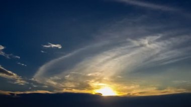 Zaman atlamalı günbatımı gökyüzünde bulutlar
