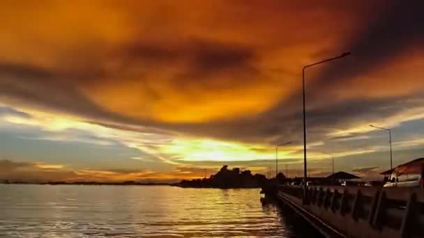 Tidsfördröjning För Dramatiska Himlen Vid Havet — Stockvideo