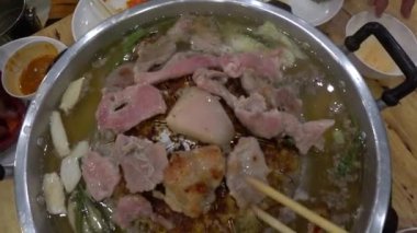 Korece Barbekü Tay tarzı, el vurdu