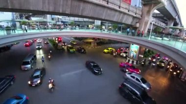 Bangkok, Tayland - 22 Eylül 2018: zaman atlamalı insanlar yürüyüş Üstgeçit ve Bangkok, Tayland Pathum Wan kesiştiği trafik