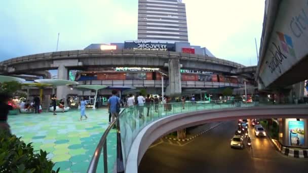 Bangkok Tailandia Septiembre 2018 Gente Camina Por Paso Elevado Tráfico — Vídeo de stock