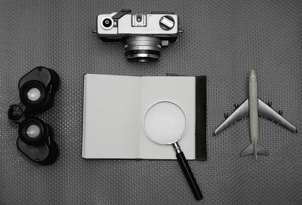 フラットはレトロなカメラと望遠鏡 旅行の概念と作業机の上のノートのレイアウト — ストック写真