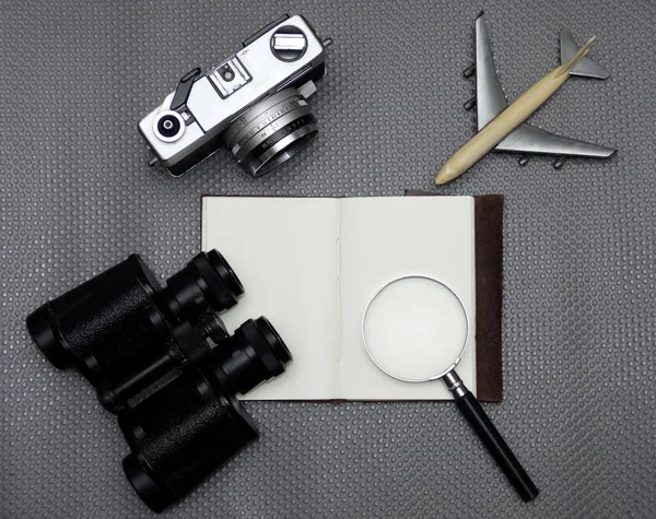 フラットはカメラや望遠鏡 冒険旅行の概念と作業机の上のノートのレイアウト — ストック写真