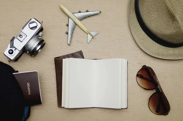 旅行のガジェット 休暇の概念と木製のテーブルで空白のノートブックのフラット レイアウト — ストック写真