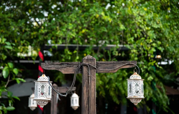Винтажные Лампы Деревянном Столбе — стоковое фото