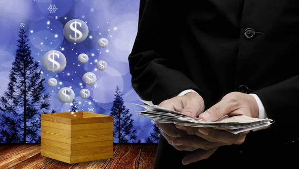 Бизнесмен зарабатывает деньги на рождественских праздниках — стоковое фото