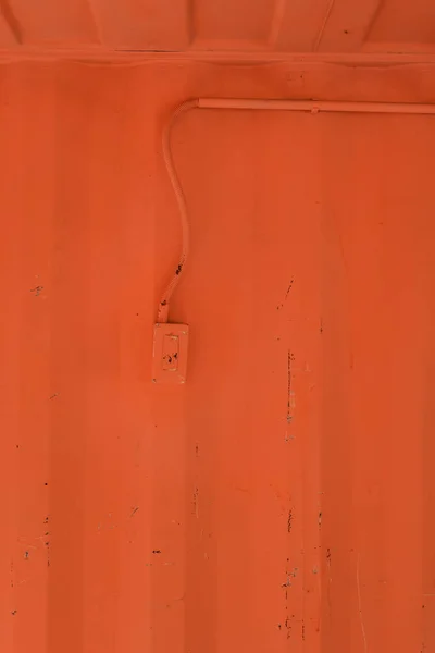 金属製の壁コンセントの背景に描かれた色 — ストック写真