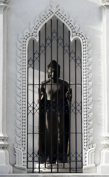 Buda Escultura Con Bonito Decorar Puerta —  Fotos de Stock