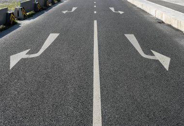 Ok trafik işaretleri asfalt yolda
